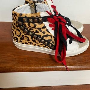 Steve Madden size 7.5 leopard high tops. Super cool. Only worn twice.